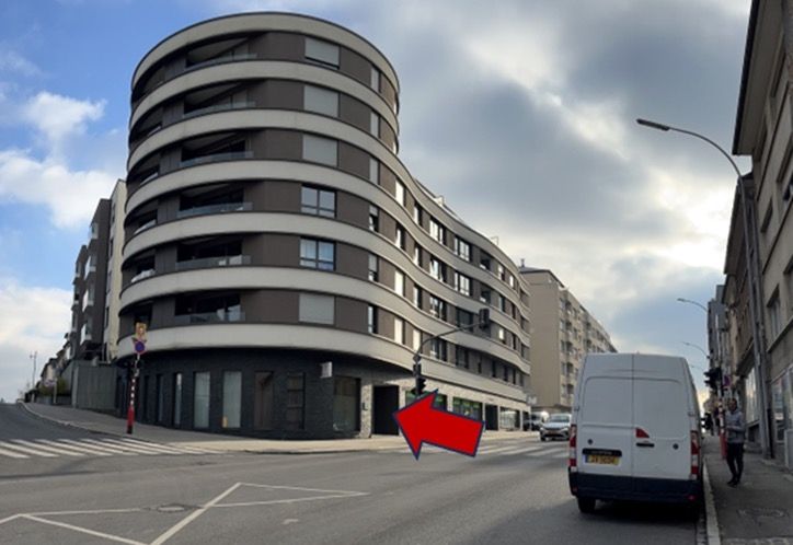 L'immeuble vu de la route d'Esch, entrée indiquée par une flèche