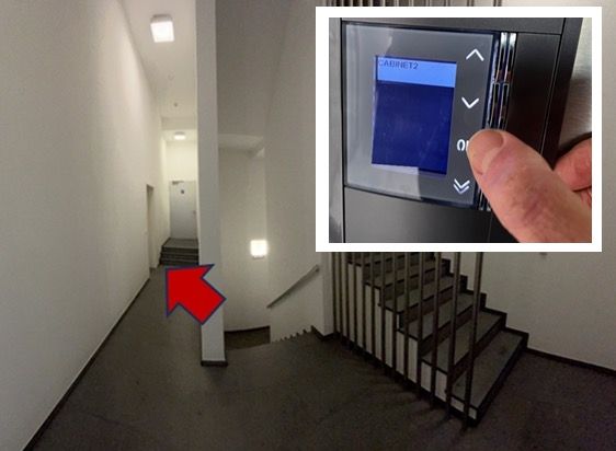 Interphone et couloir du rez-de-chaussée